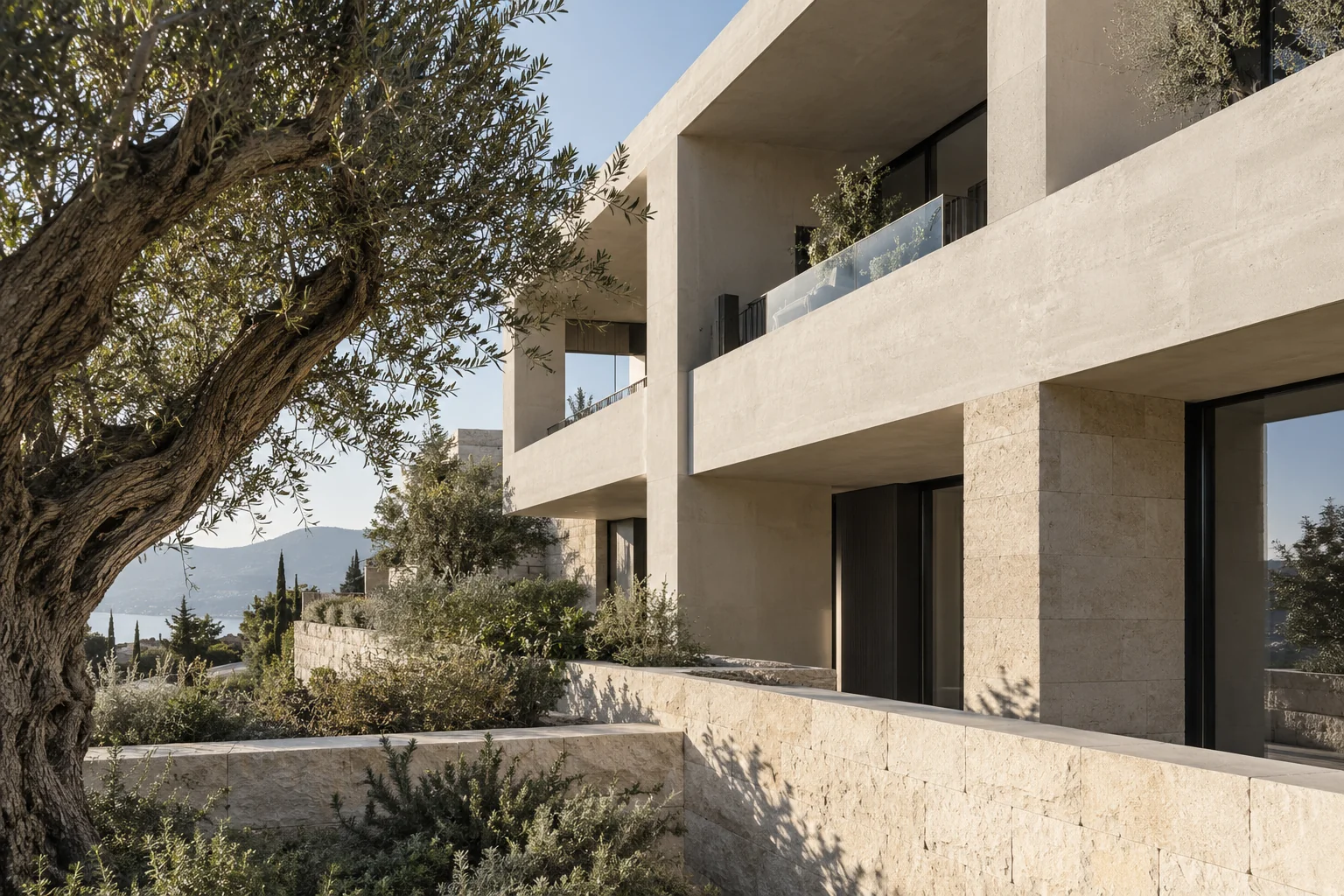 Façade contemporaine en pierre claire et balcons